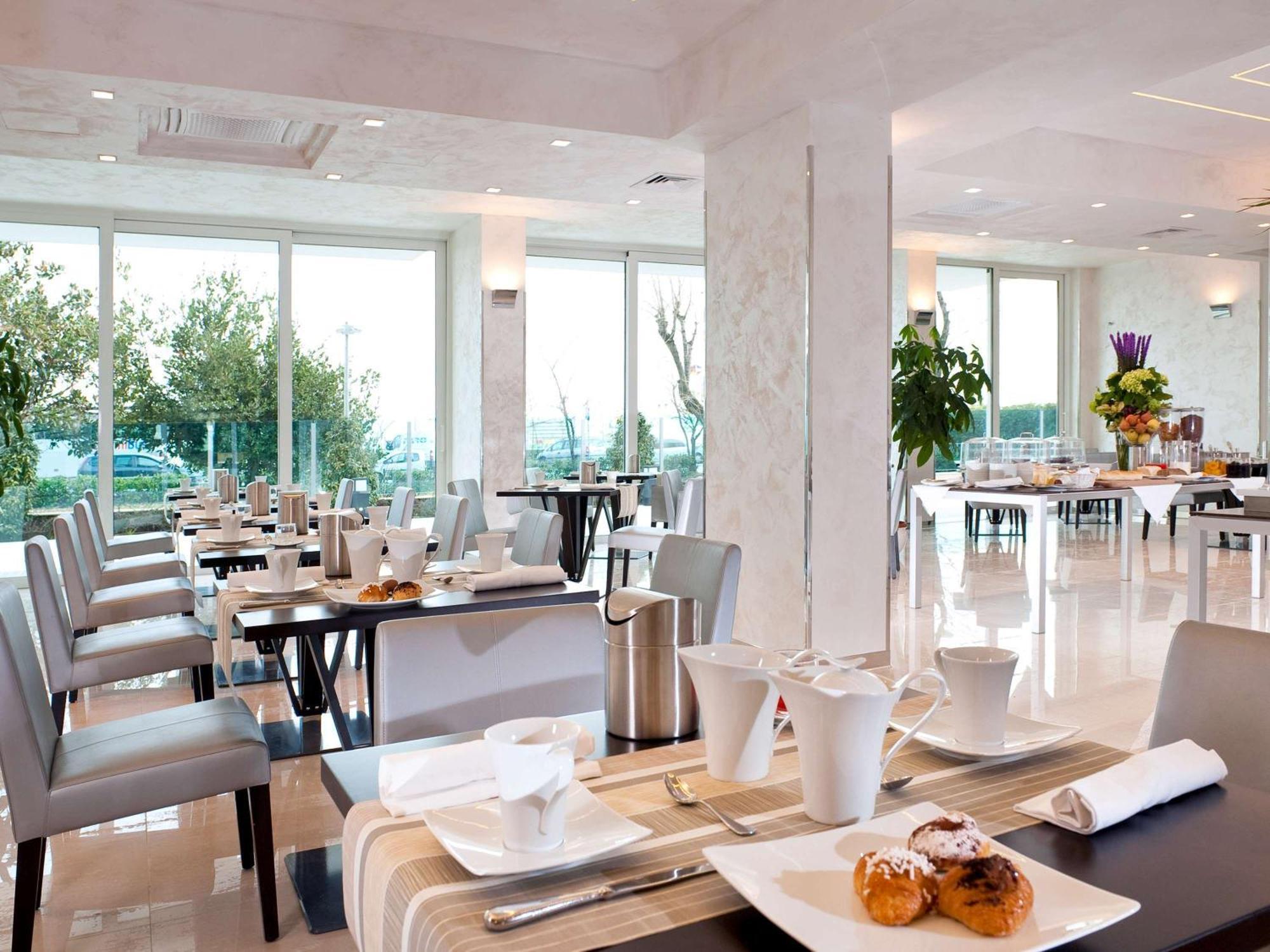 Mercure Hotel Rimini Artis Exterior foto