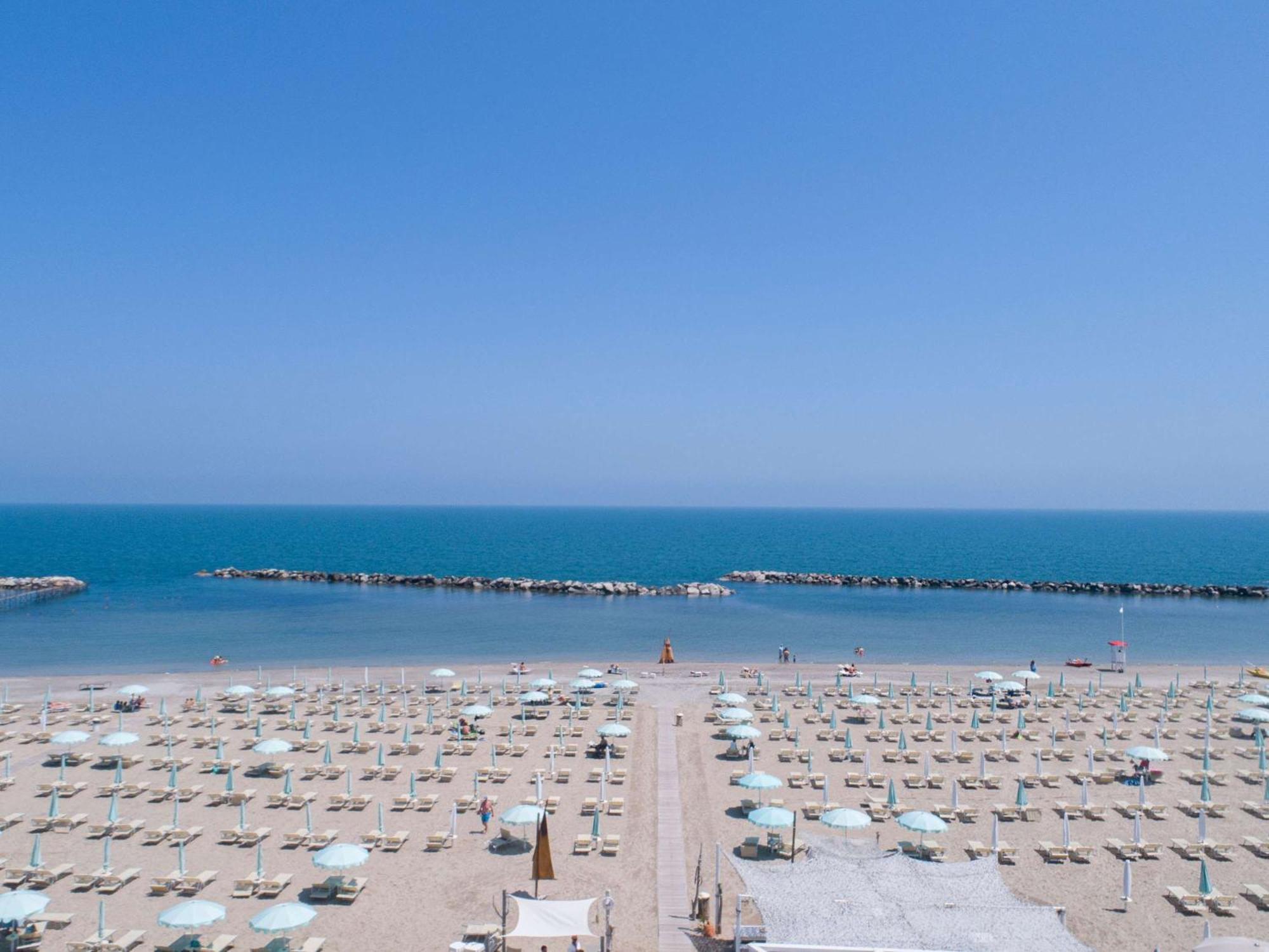 Mercure Hotel Rimini Artis Exterior foto